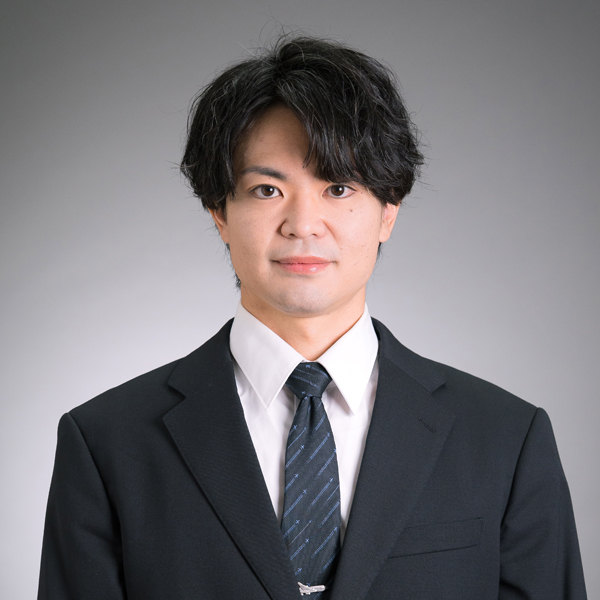 例：就職活動用。ナチュラルレタッチのビフォーアフター画像。髪の毛の乱れ、肩回り、髭、輪郭。髪色修正(追加レタッチ2,000円)。
